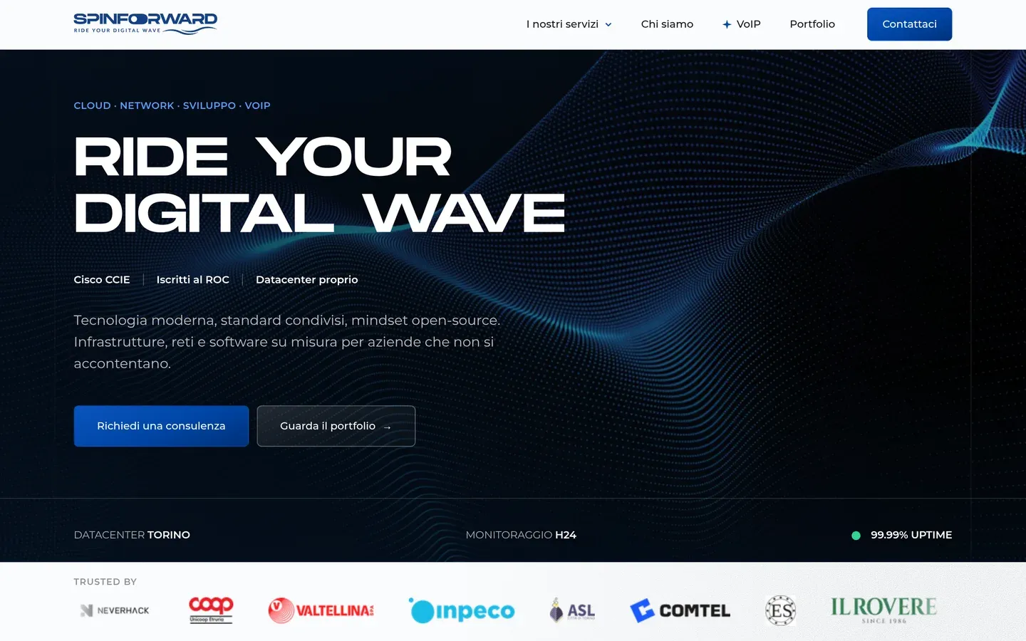 La prima schermata della home di Spinforward: la testata, il titolo «Ride your digital wave» sull'onda blu, i due bottoni e la riga dei clienti.