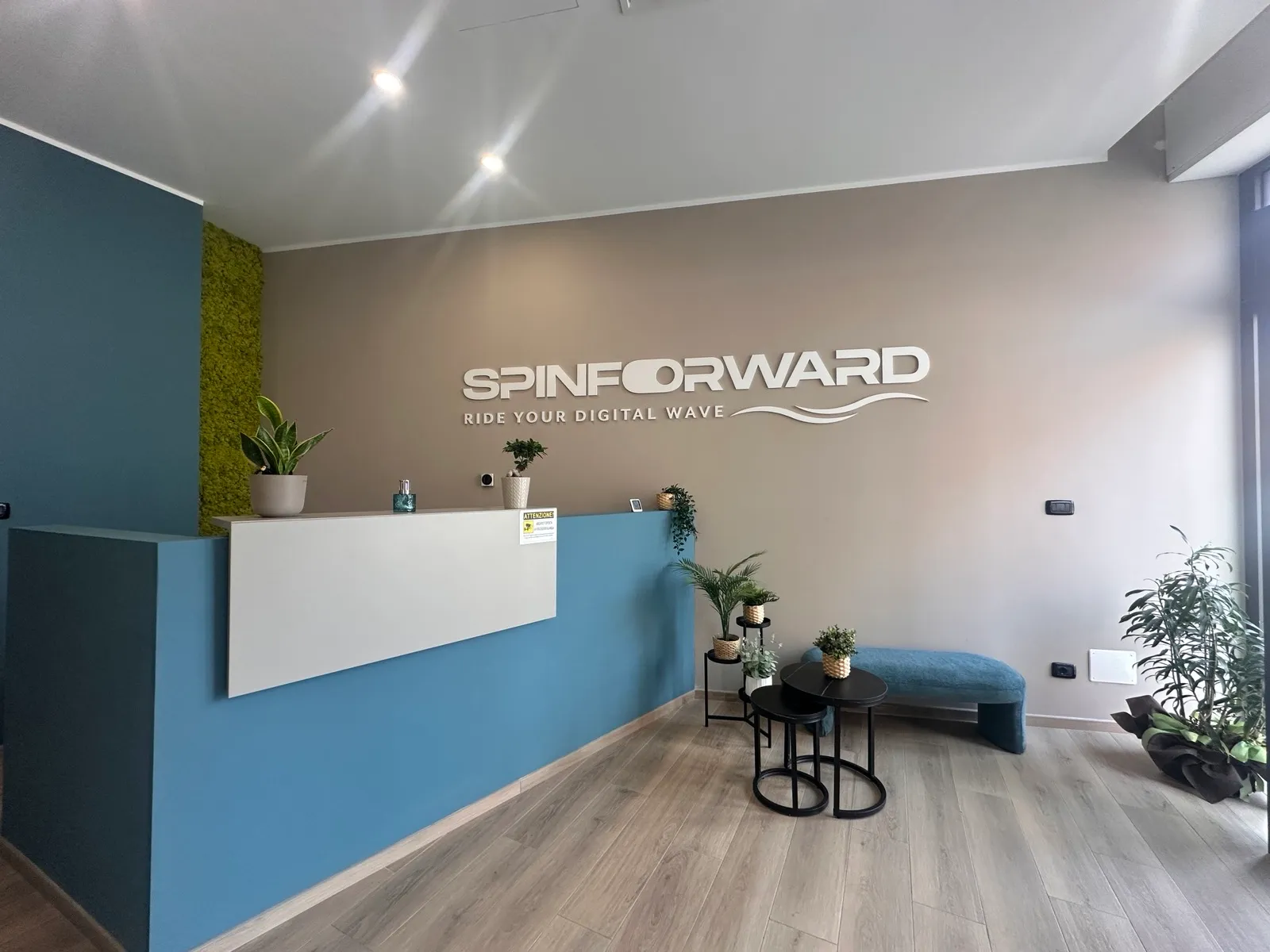 La reception dell'ufficio Spinforward a Torino, con il logo sulla parete.